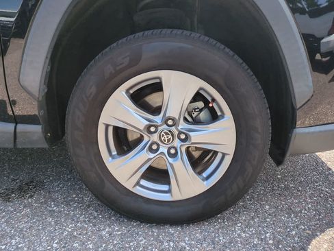 Used 2022 Toyota RAV4 XLE FWD image 11