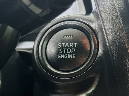 Used 2019 Toyota Yaris L image 21