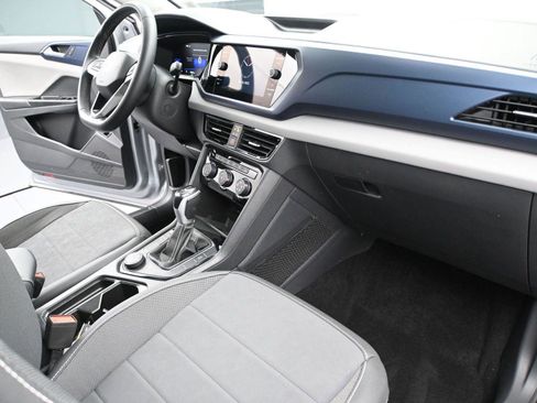 Used 2023 Volkswagen Taos SE w/ Panoramic Sunroof Package image 18