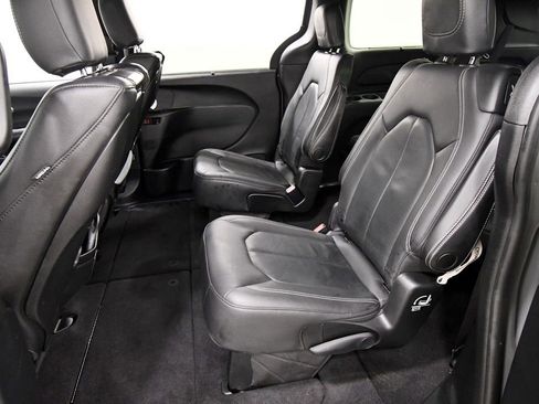 Used 2020 Chrysler Pacifica Touring-L w/ Advanced Safetytec Group AWD/4WD image 16