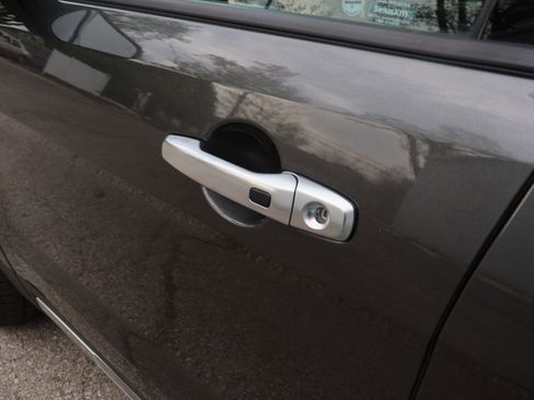 Used 2018 Ford Explorer Platinum image 16