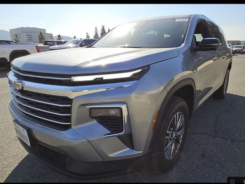 Used 2024 Chevrolet Traverse LT image 1