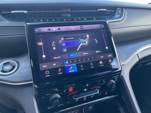 Used 2023 Jeep Grand Cherokee Limited w/ Black Appearance Package image 32