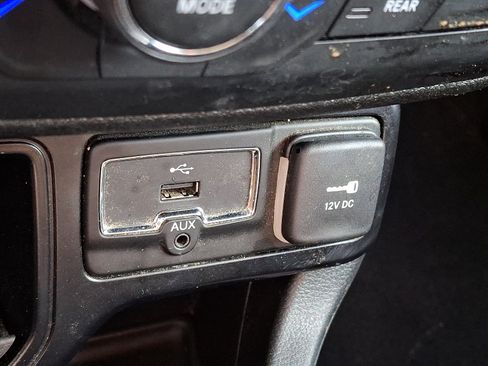 Used 2018 Jeep Renegade Latitude FWD image 21