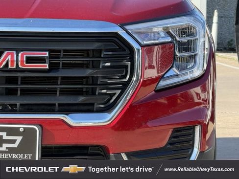 Used 2024 GMC Terrain SLE w/ Driver Convenience Package FWD image 4
