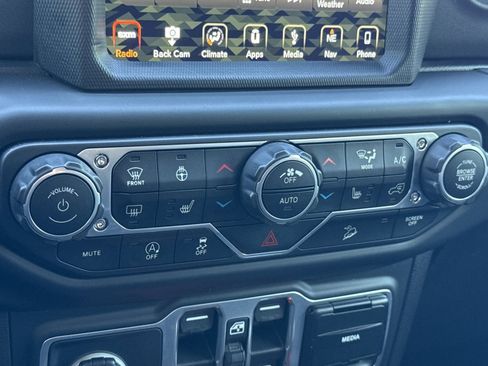 Used 2018 Jeep Wrangler Unlimited Sahara image 25