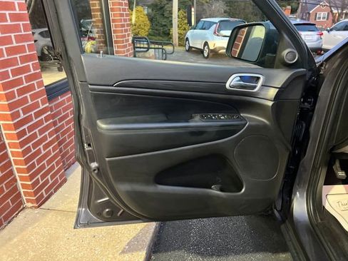 Used 2021 Jeep Grand Cherokee Laredo image 16