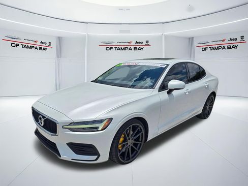 Used 2020 Volvo S60 T5 Momentum FWD image 2