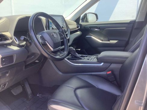 Used 2022 Toyota Highlander XLE AWD/4WD image 3