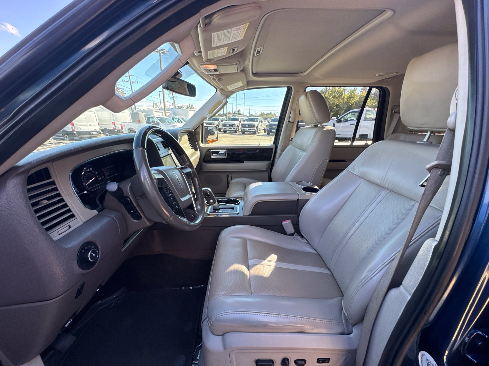 Used 2017 Lincoln Navigator Select RWD image 12