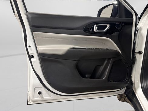 Used 2025 Jeep Compass Limited image 16