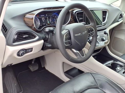 Used 2024 Chrysler Pacifica Limited FWD image 4