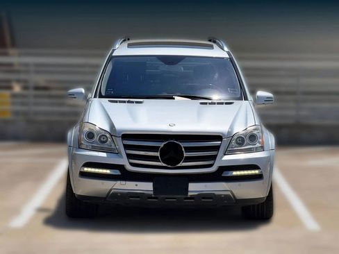 Used 2011 Mercedes-Benz GL 550 4MATIC image 2