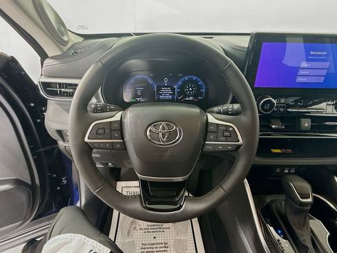 Used 2026 Toyota Highlander Platinum AWD/4WD image 11