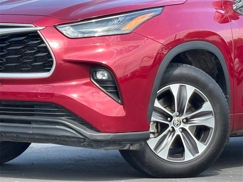 Used 2023 Toyota Highlander XLE image 2