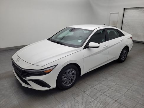 Used 2024 Hyundai Elantra SEL FWD image 2