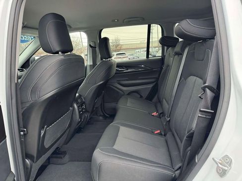 Used 2023 Jeep Grand Cherokee Laredo image 12