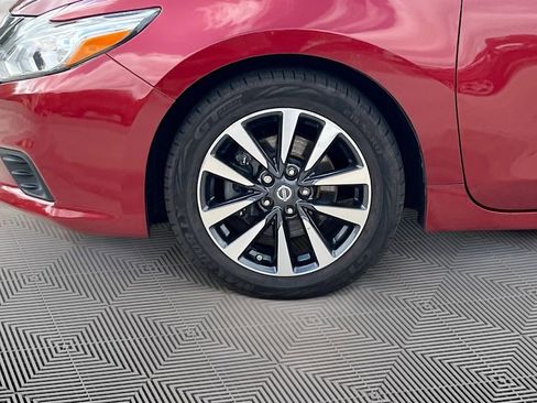 Used 2017 Nissan Altima 2.5 SL w/ Moonroof Package image 9