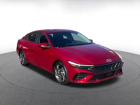 Used 2025 Hyundai Elantra SEL image 3