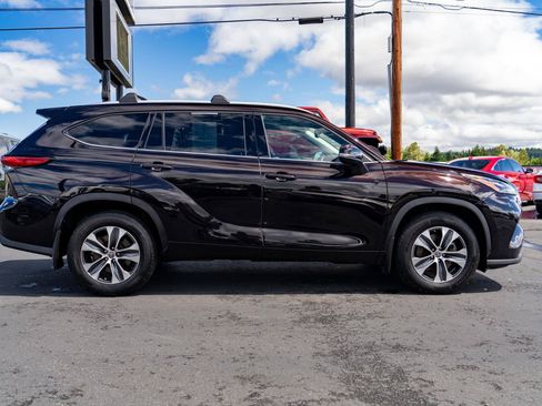 Used 2021 Toyota Highlander XLE AWD/4WD image 8