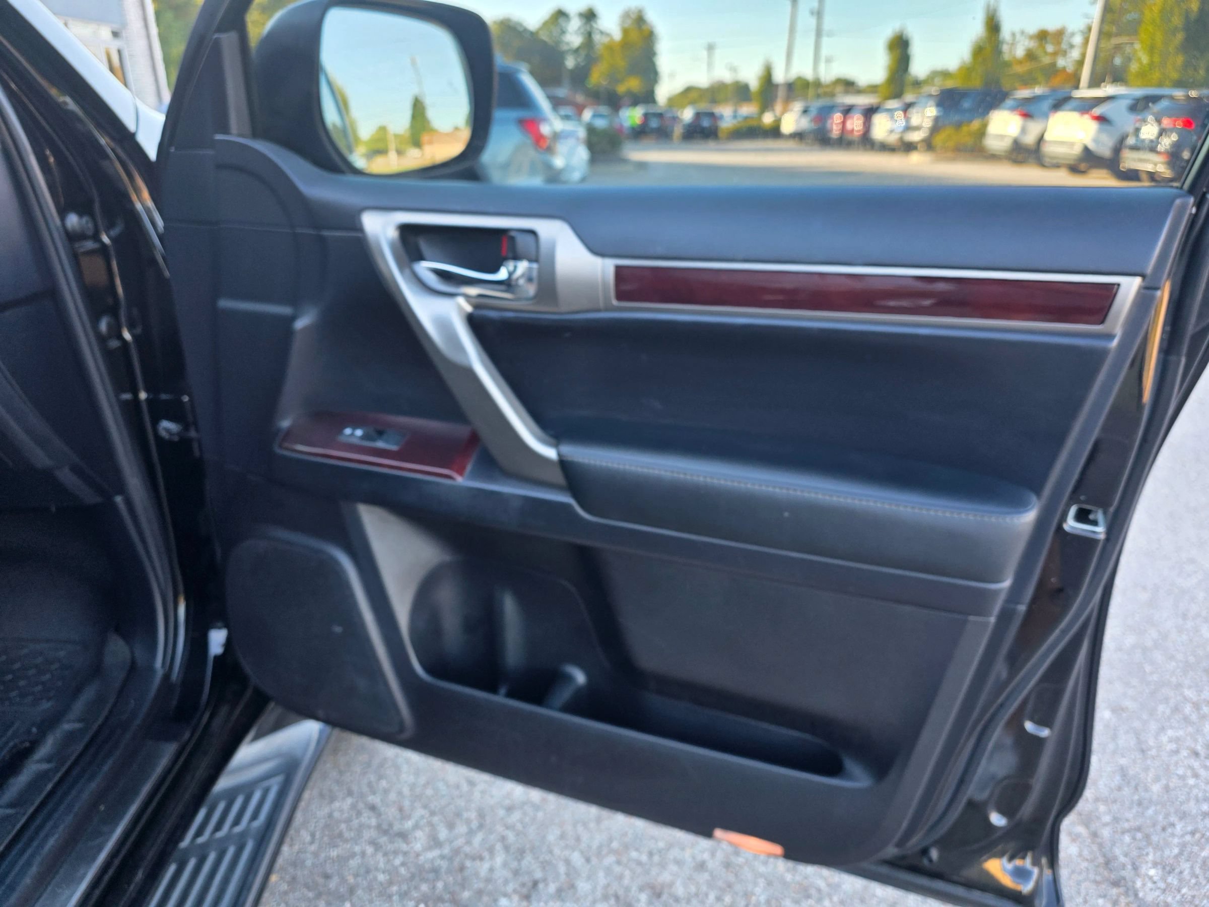 Used 2015 Lexus GX 460 w/ Premium Package AWD/4WD image 5