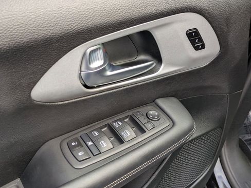 Used 2024 Chrysler Pacifica Touring-L w/ S Appearance Package image 11