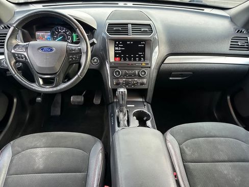 Used 2018 Ford Explorer XLT w/ Equipment Group 202A image 3