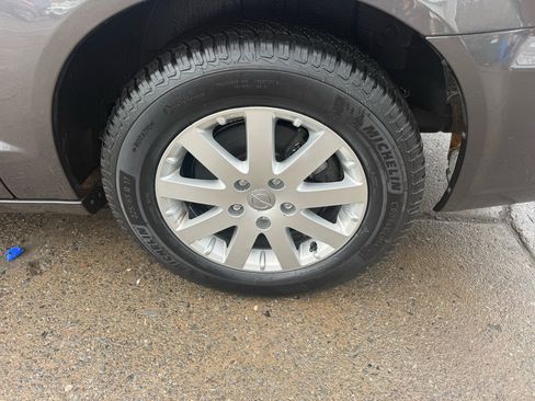 Used 2015 Chrysler Town & Country Touring image 11