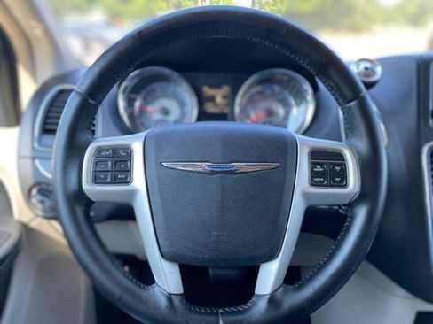 Used 2016 Chrysler Town & Country Touring FWD image 19