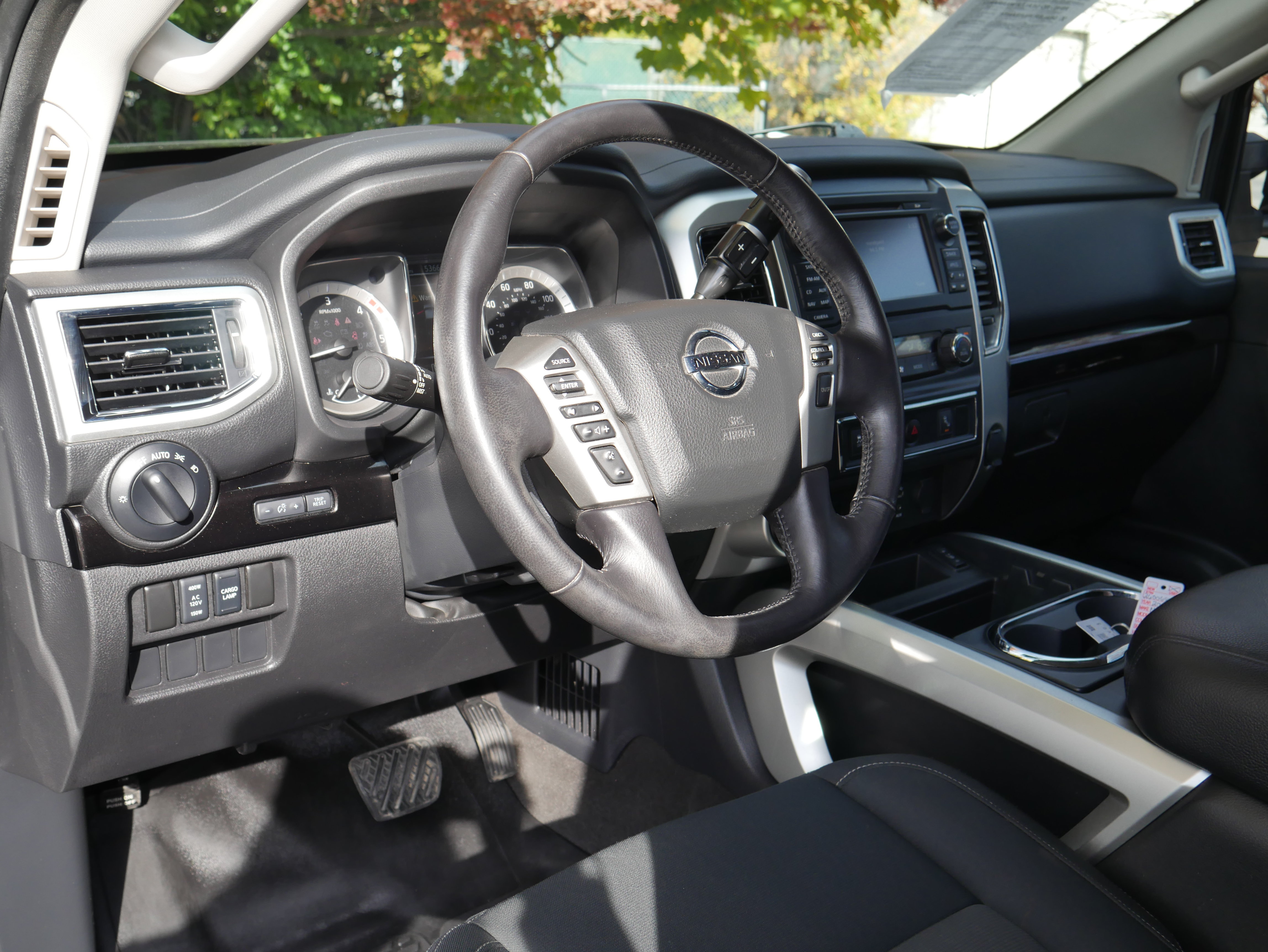 Used 2018 Nissan Titan SV w/ SV Convenience Package AWD/4WD image 4