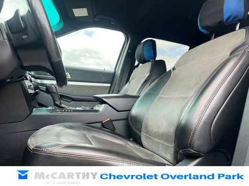 Used 2017 Ford Explorer XLT w/ Equipment Group 202A FWD image 10