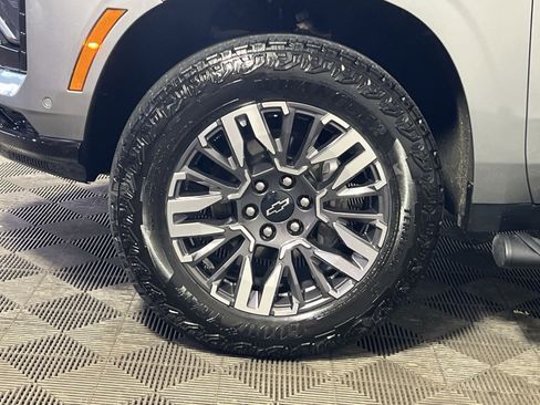 Used 2025 Chevrolet Suburban Z71 AWD/4WD image 13