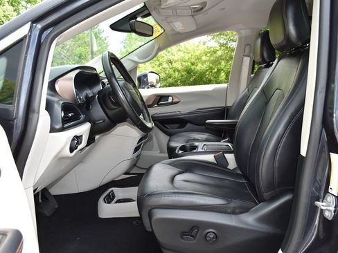 Used 2019 Chrysler Pacifica Touring-L Plus FWD image 11