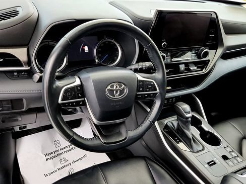 Used 2023 Toyota Highlander XLE AWD/4WD image 25