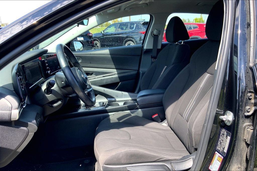 Used 2022 Hyundai Elantra SEL w/ Convenience Package FWD image 9