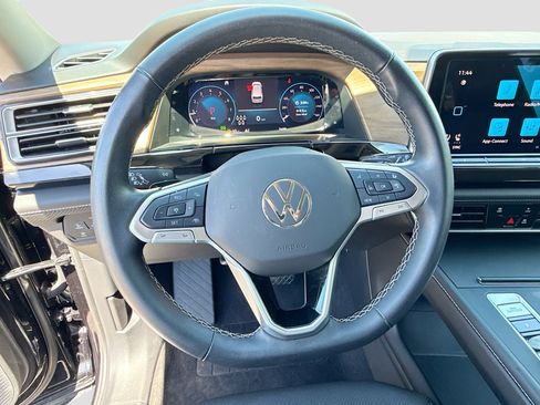 Used 2025 Volkswagen Atlas SE FWD image 37