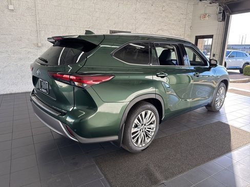 Used 2024 Toyota Highlander Platinum image 8
