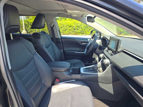 Used 2022 Toyota RAV4 XLE Premium image 21