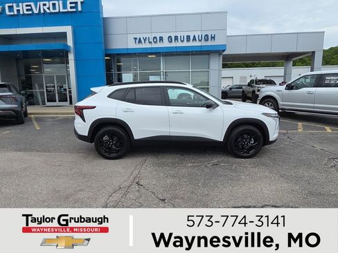 New 2026 Chevrolet Trax LT w/ Sunroof Package FWD image 1
