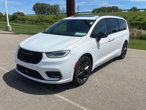 Used 2025 Chrysler Pacifica Limited FWD image 7
