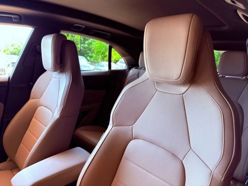 Certified 2025 Porsche Macan 4 Electric AWD/4WD image 5