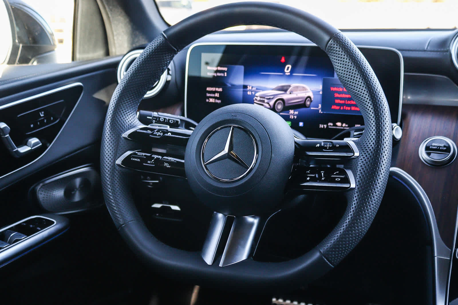 Used 2025 Mercedes-Benz GLC 350e 4MATIC image 17