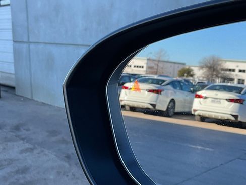 Used 2023 Nissan Rogue S image 18