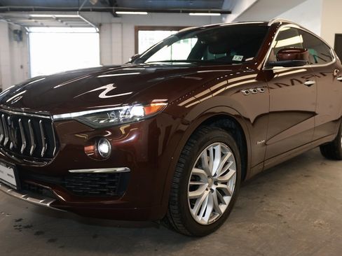 Used 2019 Maserati Levante GranLusso image 3