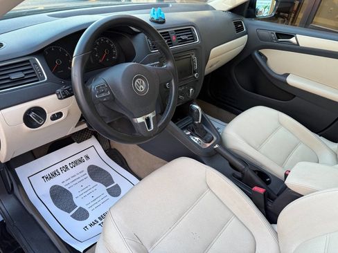 Used 2011 Volkswagen Jetta SE FWD image 11