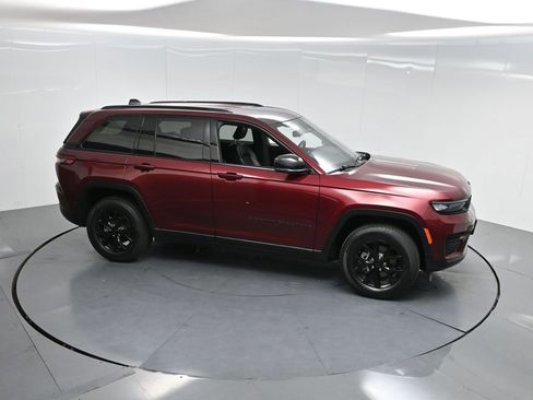 Used 2024 Jeep Grand Cherokee Altitude image 55