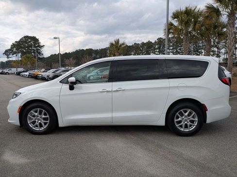 Used 2023 Chrysler Pacifica Touring-L image 7