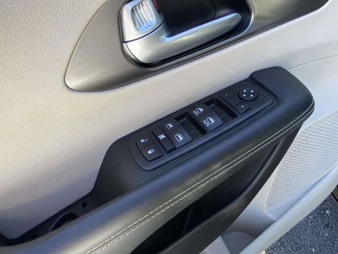Used 2024 Chrysler Pacifica Touring-L FWD image 17