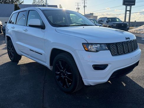 Used 2018 Jeep Grand Cherokee Altitude image 10