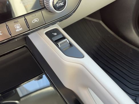 New 2025 Kia Telluride S image 16